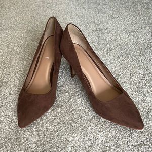 A brown suede heels. Never worn. 3.5” heel.